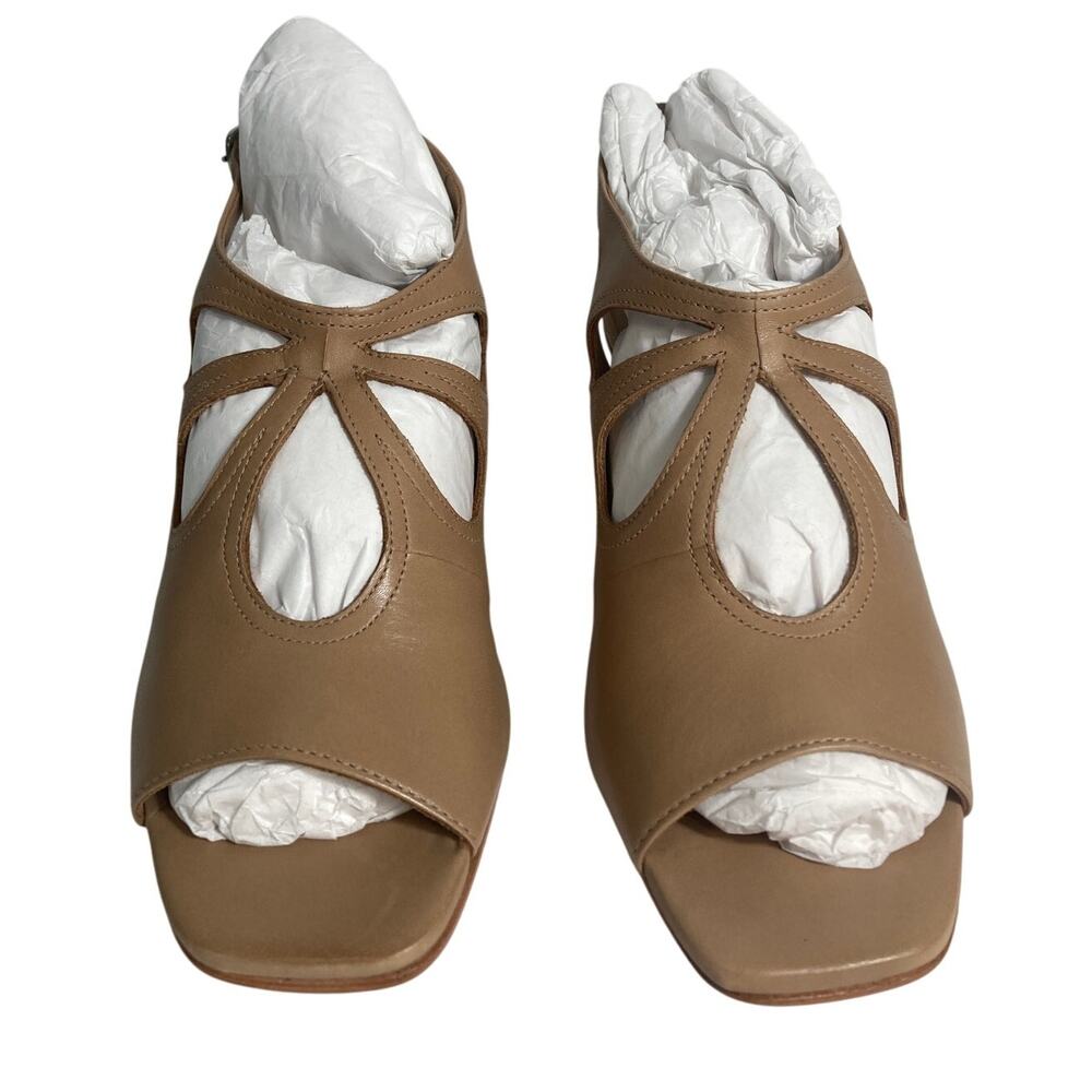 Bernardo Lainey Sand Color Leather Sandals Women's size 7.5 M